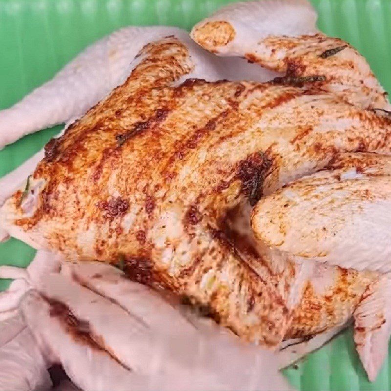 Step 3 Prepare and marinate the chicken for grilled chicken in a pan