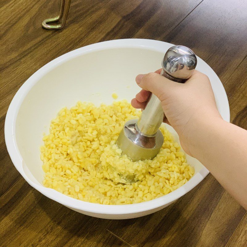 Step 3 Mashing mung beans Sticky rice with coconut milk