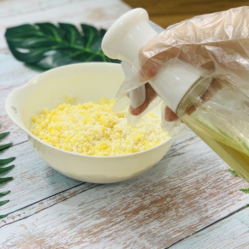 Step 3 Mashing mung beans Sticky rice with coconut milk