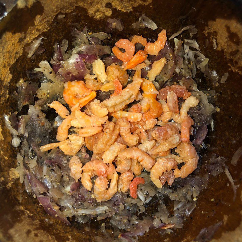 Step 2 Pound the shrimp for the bitter melon soup with dried shrimp