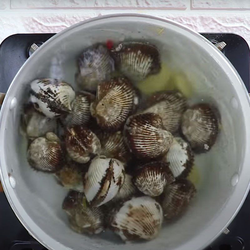 Step 3 Blanch and marinate sea snails for sweet and sour sea snail salad