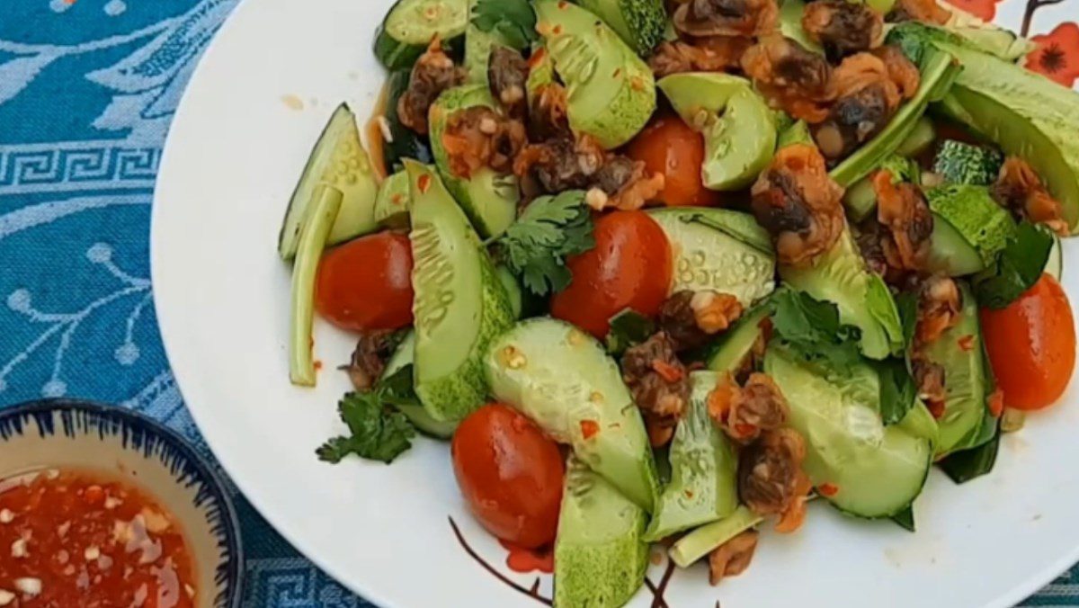 Razor clam salad with cucumber and tomato