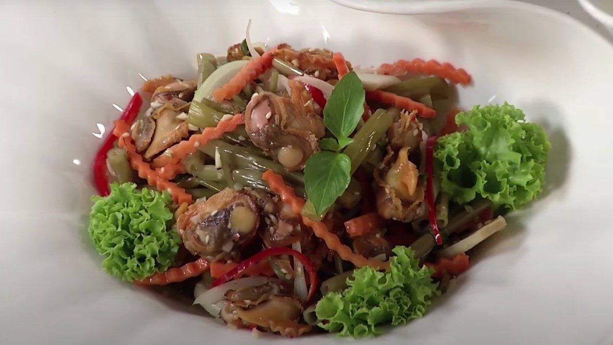 Sour pickled clam salad with water spinach