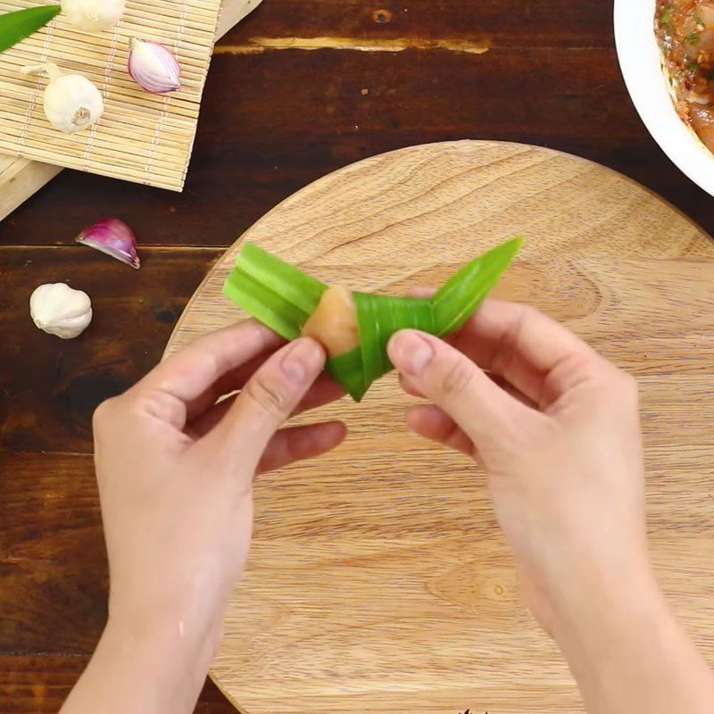 Step 3 Wrap the chicken Fried chicken with pandan leaves