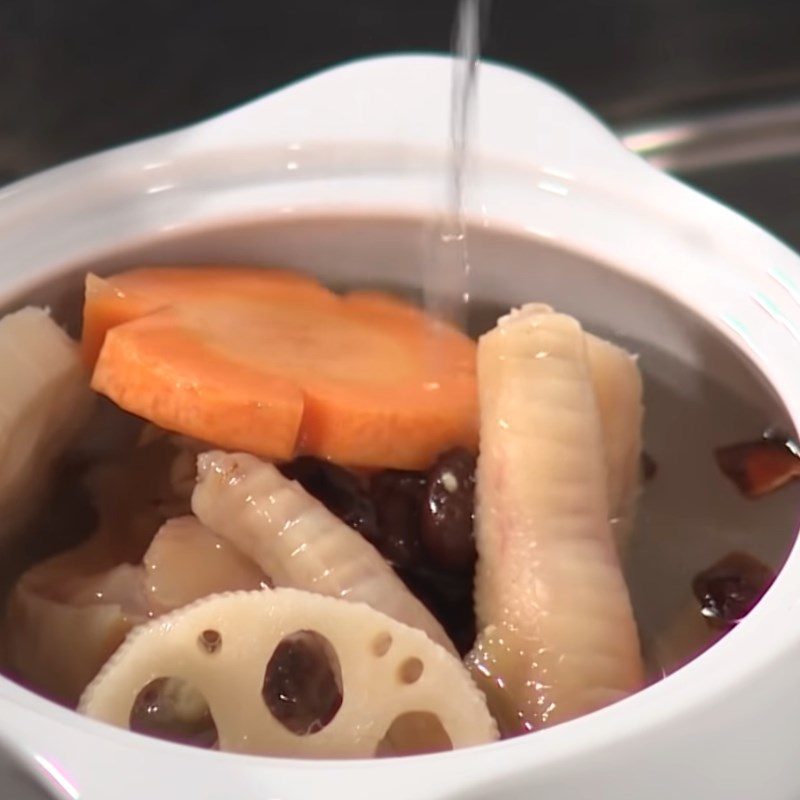 Step 4 Stew the chicken feet Chicken feet with black beans and lotus root