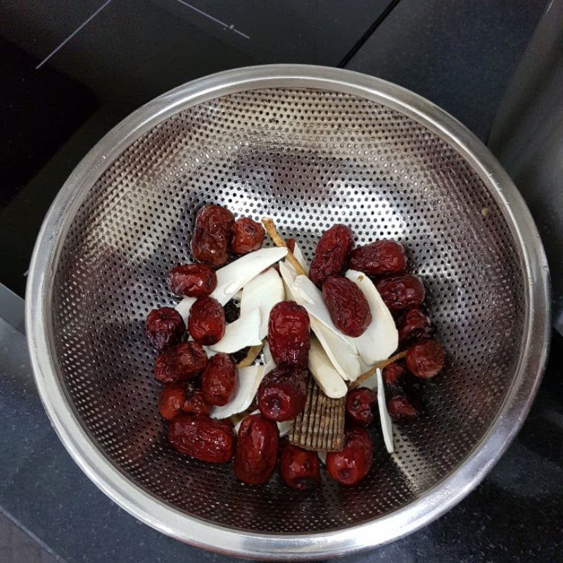 Step 3 Simmer beef tail for Northern-style beef tail hotpot using a pressure cooker