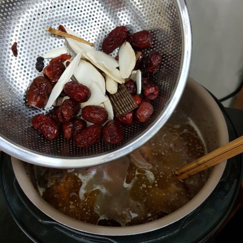 Step 3 Simmer beef tail for Northern-style beef tail hotpot using a pressure cooker