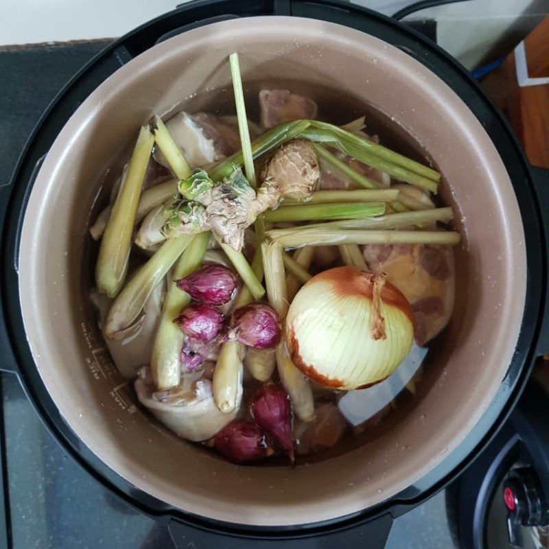 Step 3 Simmer beef tail for Northern-style beef tail hotpot using a pressure cooker