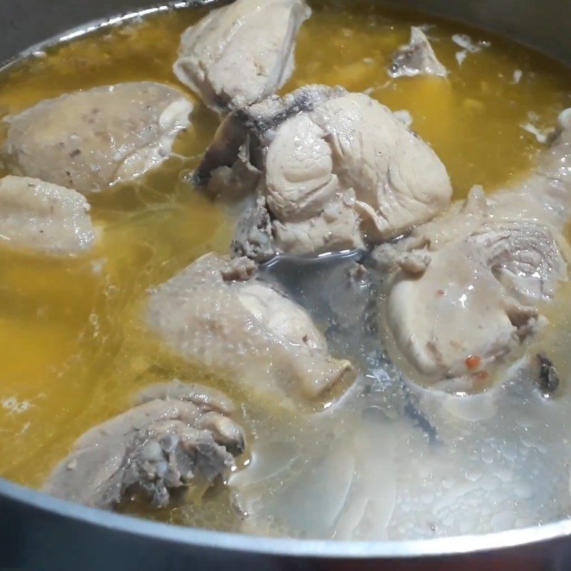 Step 5 Stewing chicken with ingredients of chicken cooked with sticky rice wine