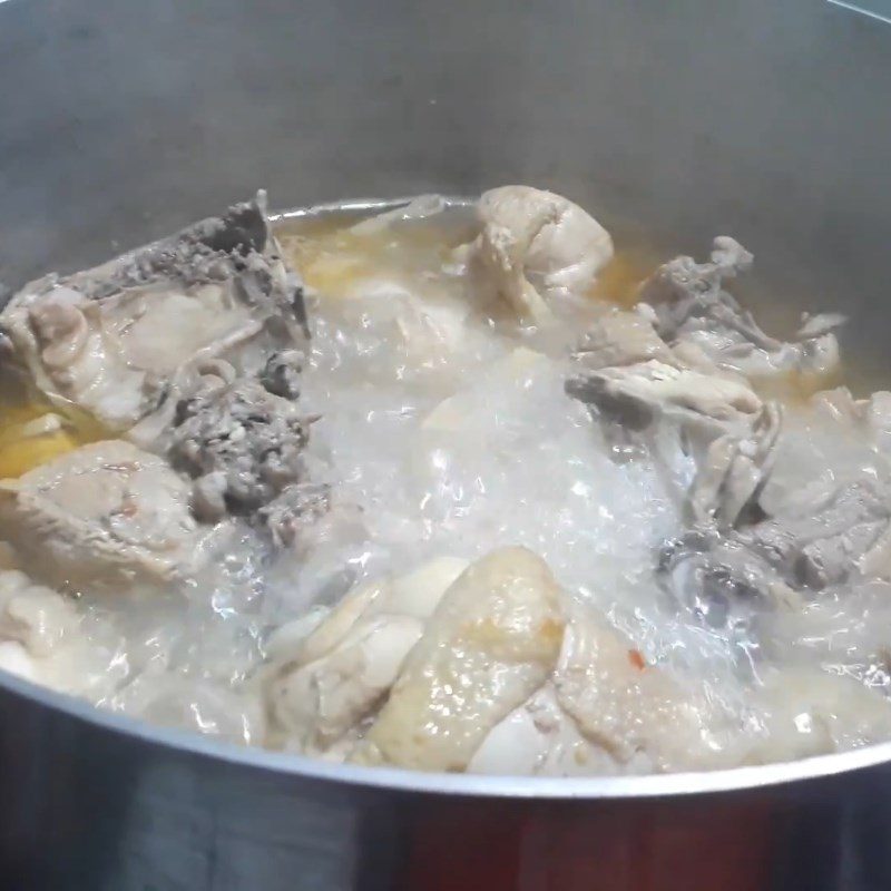 Step 5 Stewing chicken with ingredients of chicken cooked with sticky rice wine