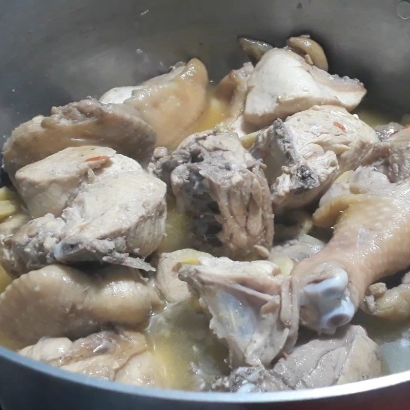 Step 5 Stewing chicken with ingredients of chicken cooked with sticky rice wine