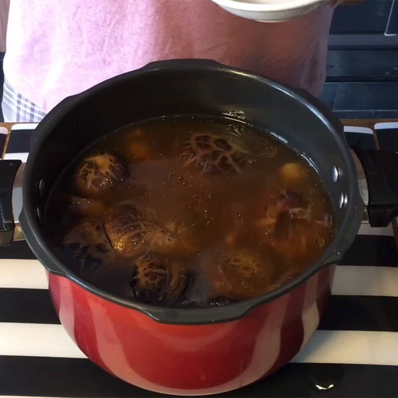 Step 3 Simmering the broth for abalone chicken feet hot pot