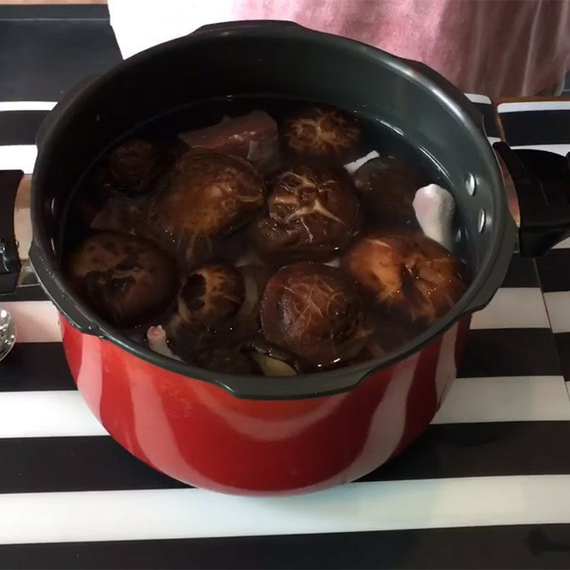 Step 3 Simmering the broth for abalone chicken feet hot pot