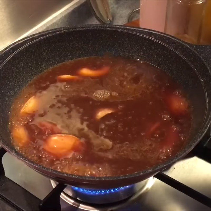 Step 3 Simmering the broth for abalone chicken feet hot pot