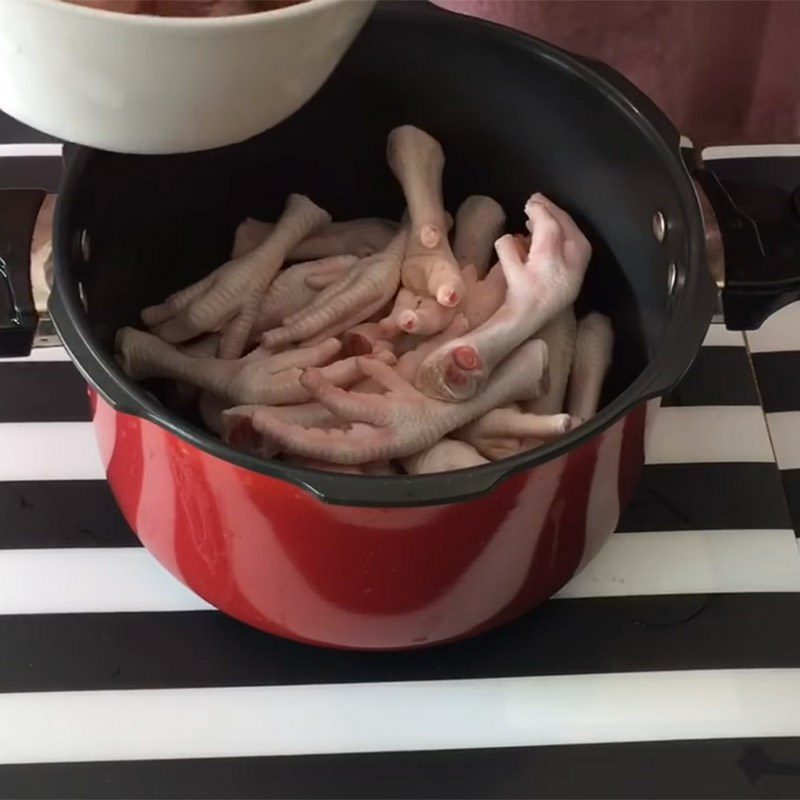 Step 3 Simmering the broth for abalone chicken feet hot pot