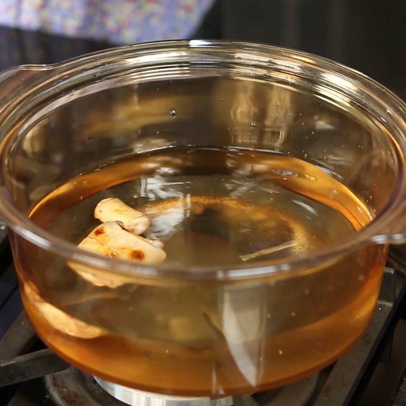 Step 2 Simmer the beef tail with lemongrass and ginger for Beef Tail Porridge