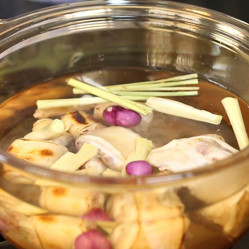 Step 2 Simmer the beef tail with lemongrass and ginger for Beef Tail Porridge