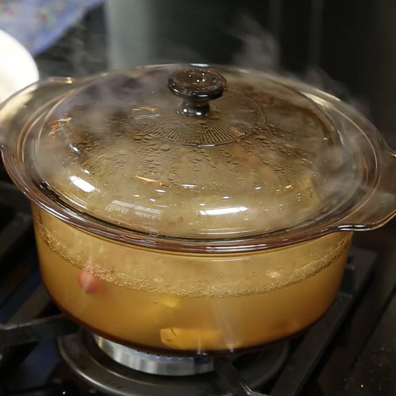 Step 2 Simmer the beef tail with lemongrass and ginger for Beef Tail Porridge