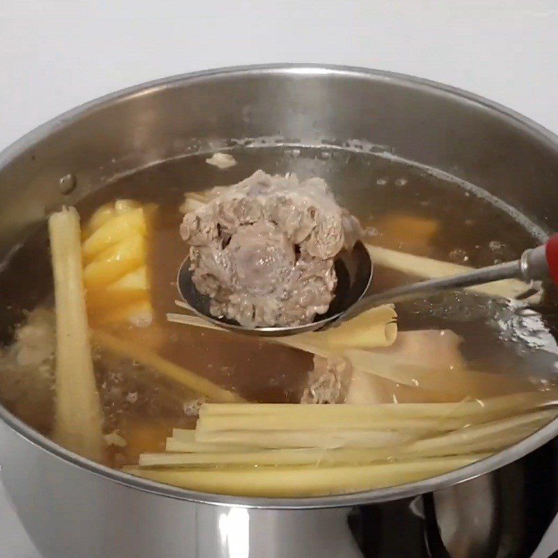 Step 3 Simmering the bones Da Nang Beef Noodle
