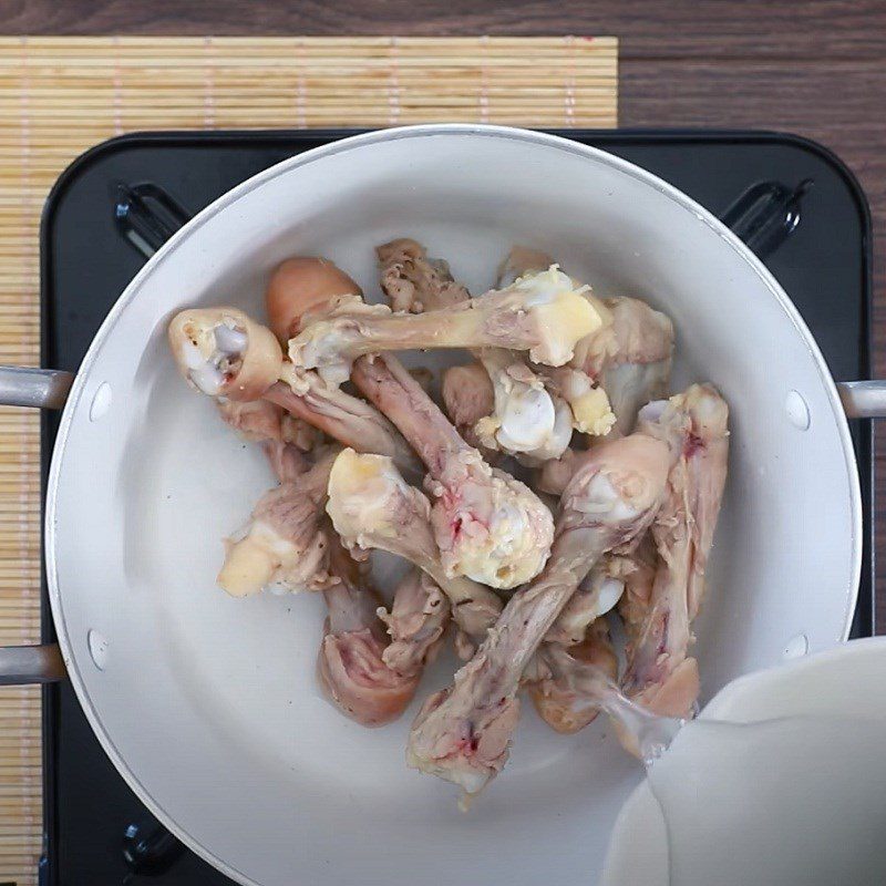 Step 1 Simmer chicken bones for soybean milk chicken hot pot