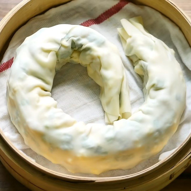 Step 5 Steaming the cake Shrimp-filled cake roll