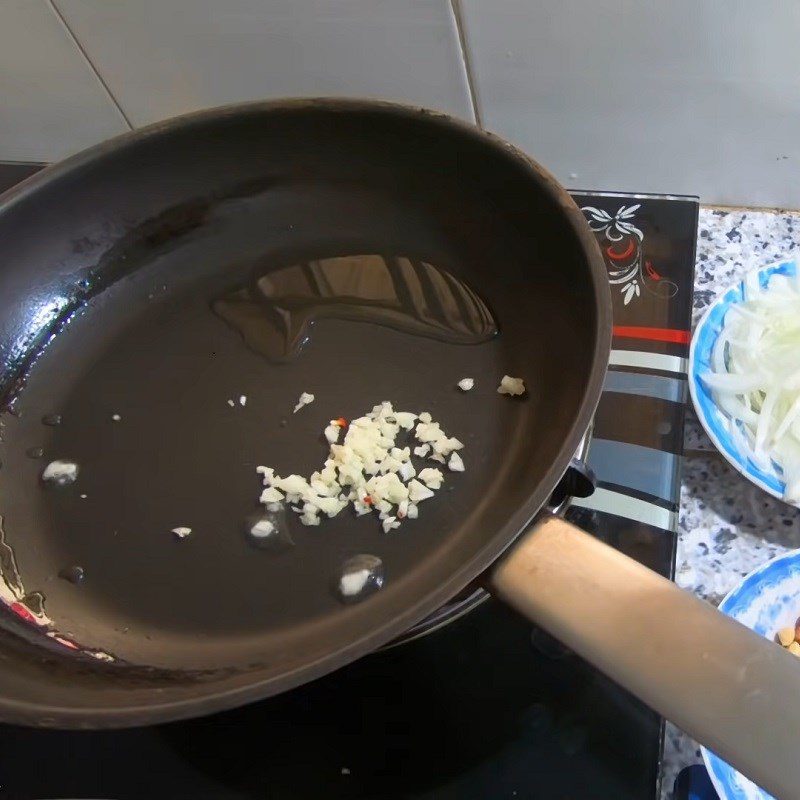Step 3 Make scallion oil and stir-fry meat for coconut milk steamed bread