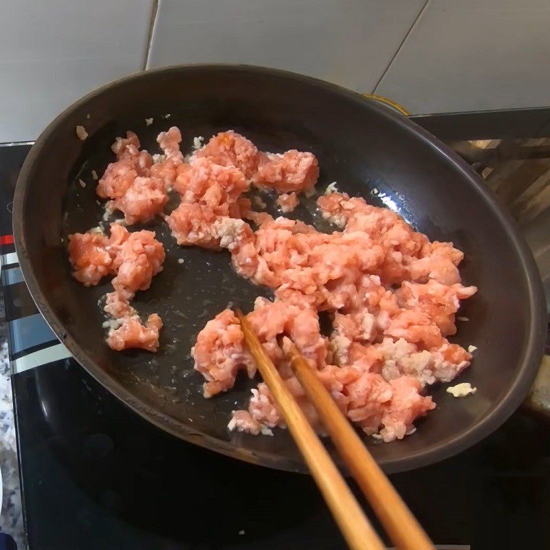 Step 3 Make scallion oil and stir-fry meat for coconut milk steamed bread