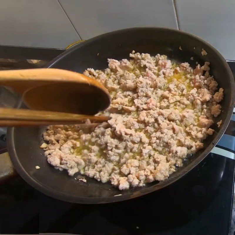 Step 3 Make scallion oil and stir-fry meat for coconut milk steamed bread