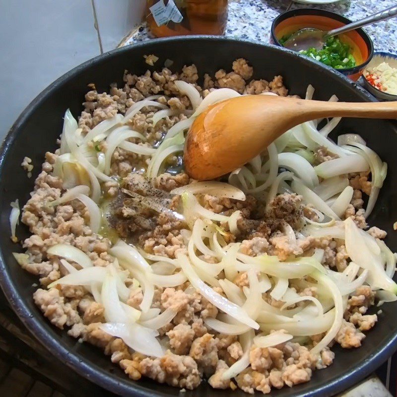 Step 3 Make scallion oil and stir-fry meat for coconut milk steamed bread
