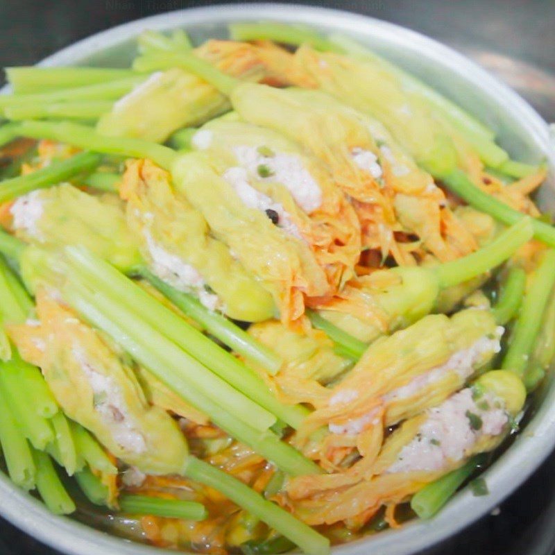 Step 4 Steaming stuffed squash flowers Stuffed squash flower steamed