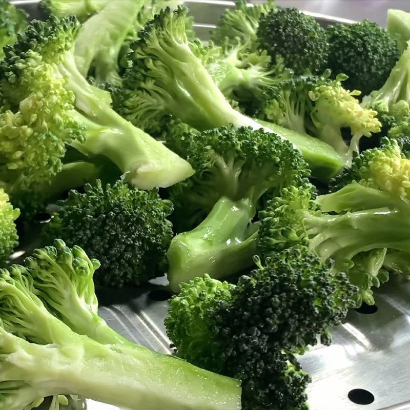Step 2 Steam the broccoli for Stir-fried Eggs with Vegetables
