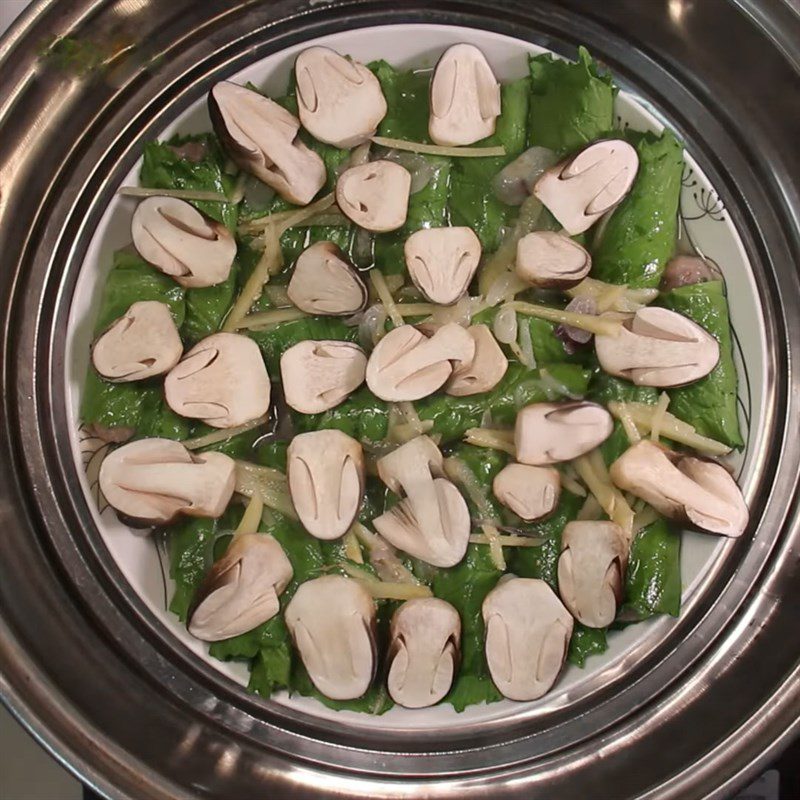 Step 5 Steaming rolled snakehead fish with mustard greens