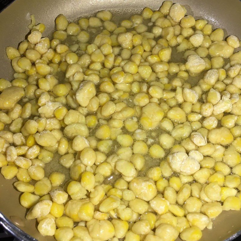 Step 3 Fry corn with butter - fried corn with butter