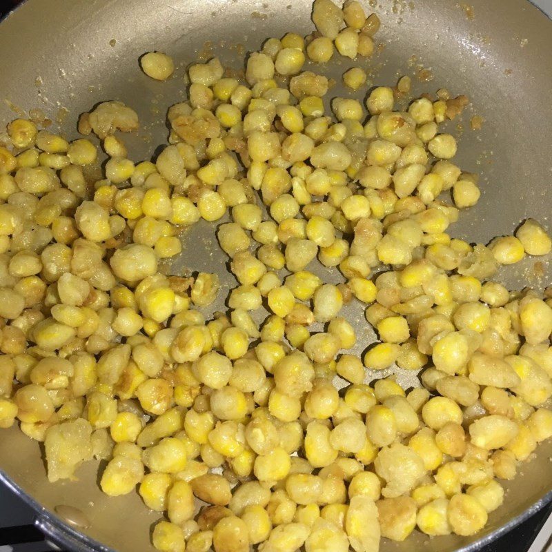 Step 3 Fry corn with butter - fried corn with butter