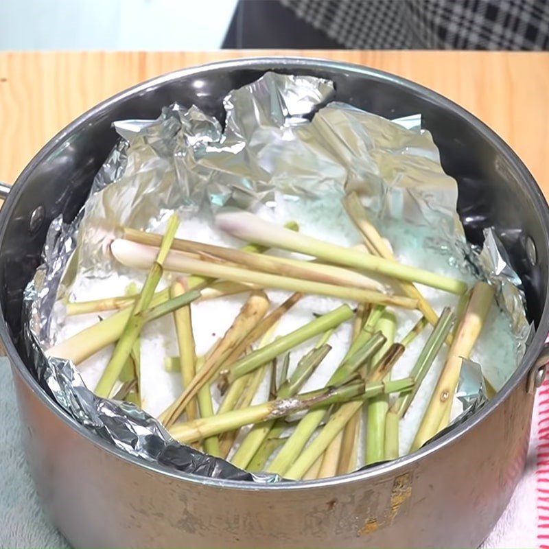 Step 4 Steaming chicken wrapped in foil with salt