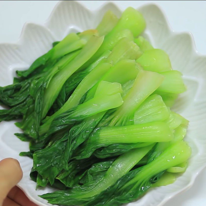 Step 2 Steaming chicken and blanching bok choy Steamed chicken with bok choy