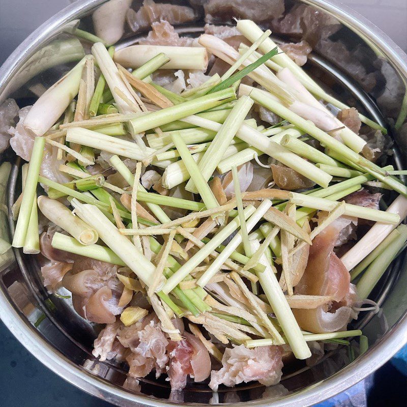 Step 2 Steaming beef tendons Beef tendons steamed with ginger and lemongrass