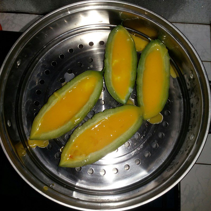 Step 2 Steam bitter melon with egg Bitter melon steamed with egg and oyster sauce