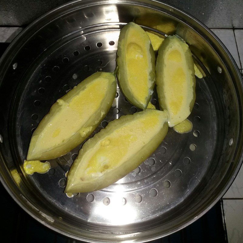Step 2 Steam bitter melon with egg Bitter melon steamed with egg and oyster sauce