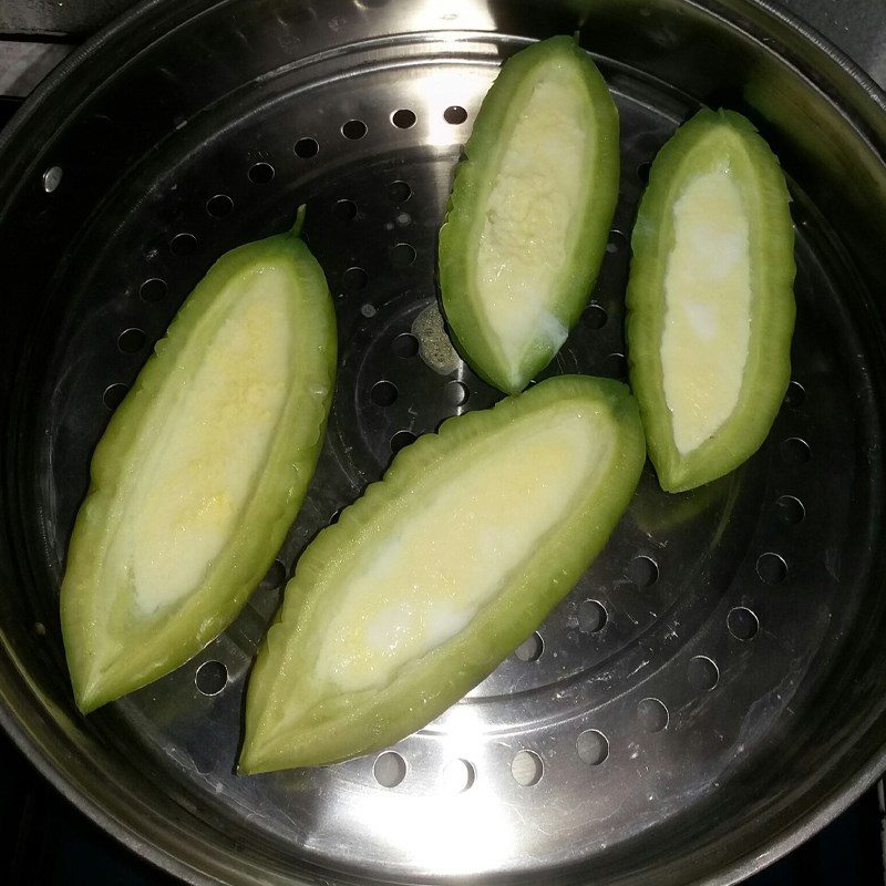 Step 2 Steam bitter melon with egg Bitter melon steamed with egg and oyster sauce