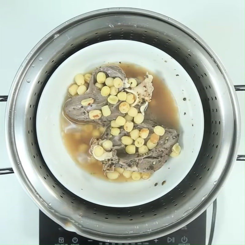 Step 3 Steaming the dish Steamed pork heart with lotus seeds