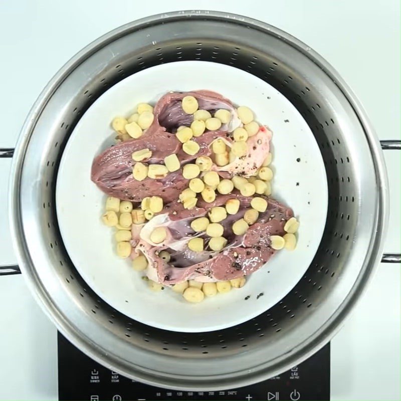 Step 3 Steaming the dish Steamed pork heart with lotus seeds