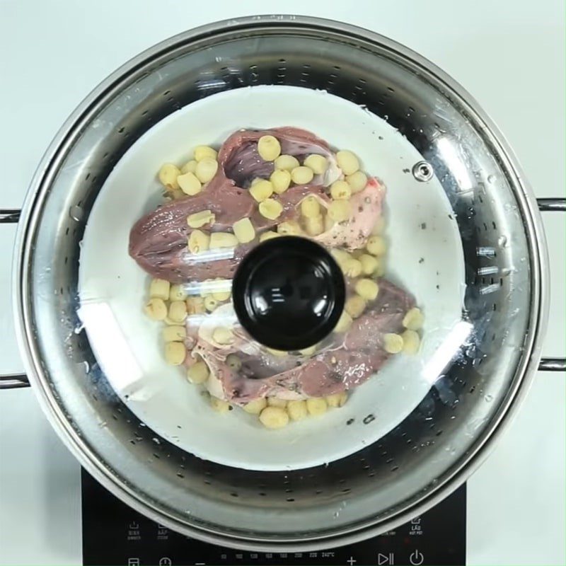 Step 3 Steaming the dish Steamed pork heart with lotus seeds