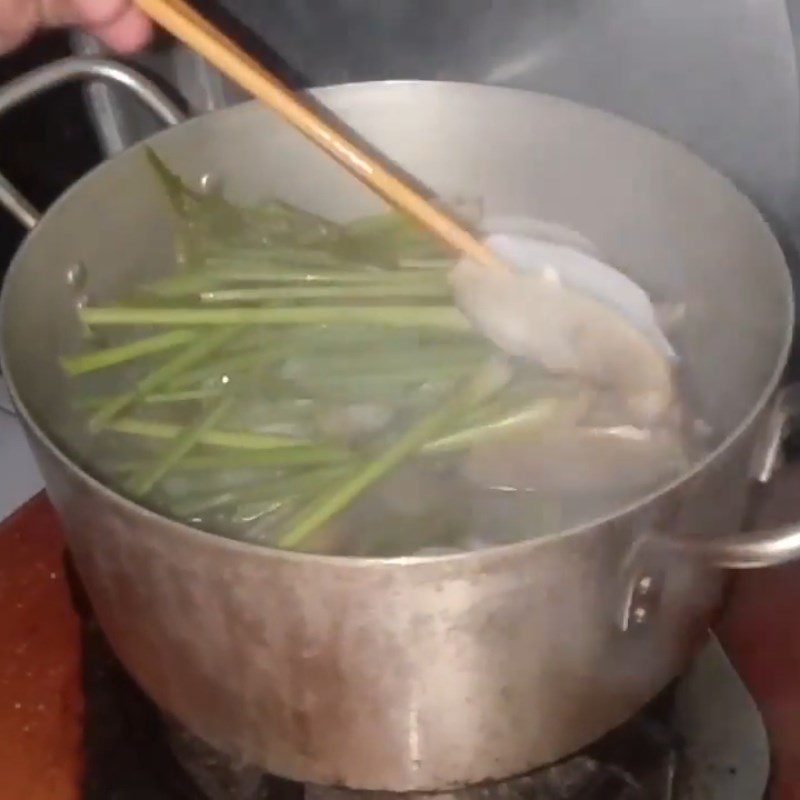 Step 3 Steamed Lemongrass Steamed razor clams with lime leaves