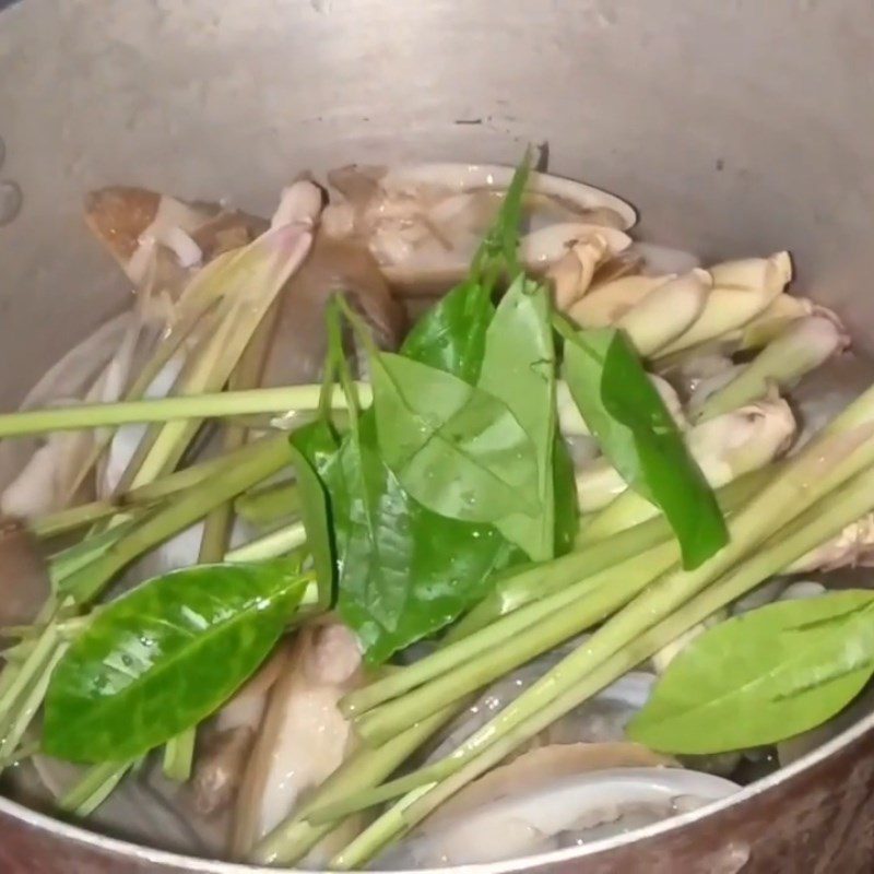 Step 3 Steamed Lemongrass Steamed razor clams with lime leaves
