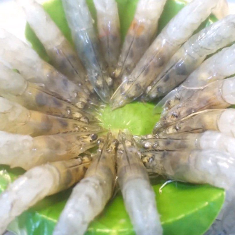 Step 5 Steaming shrimp Shrimp with garlic and lotus leaves