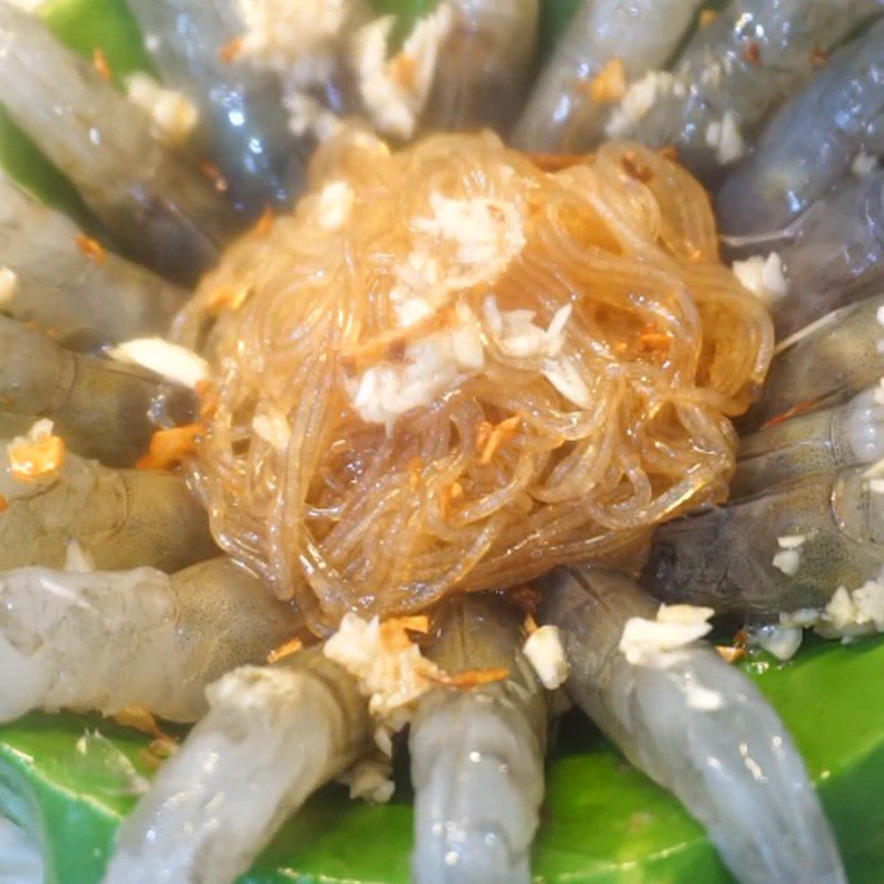 Step 5 Steaming shrimp Shrimp with garlic and lotus leaves