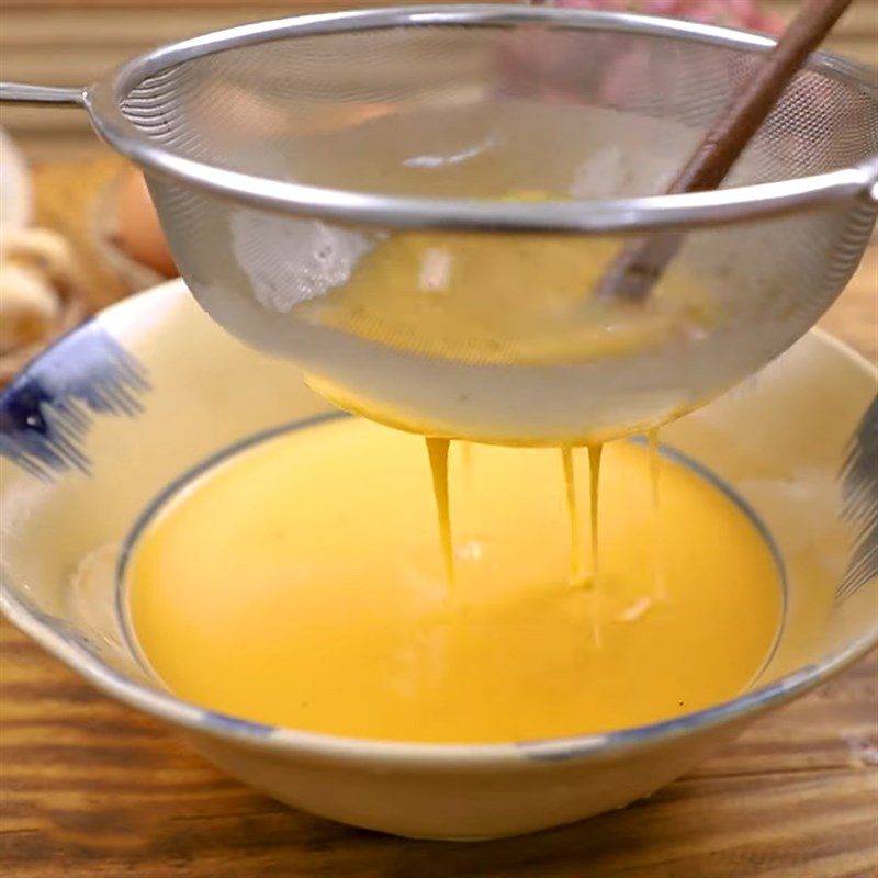 Step 3 Steaming eggs Steamed eggs with straw mushrooms and minced meat