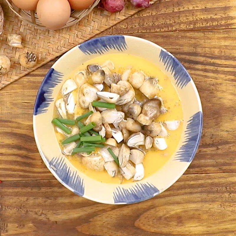 Step 3 Steaming eggs Steamed eggs with straw mushrooms and minced meat