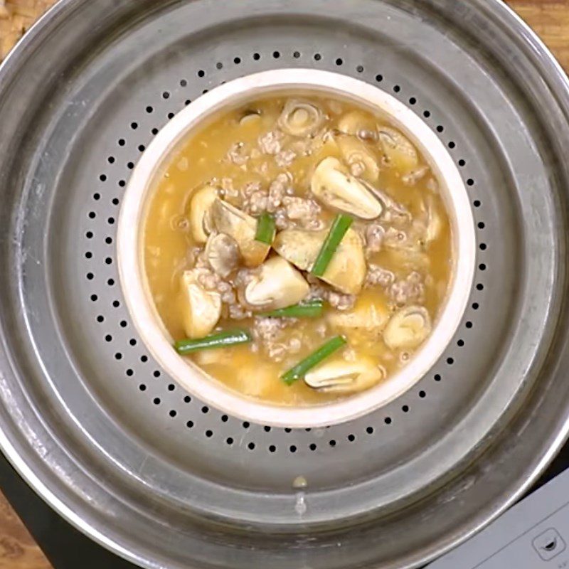 Step 3 Steaming eggs Steamed eggs with straw mushrooms and minced meat